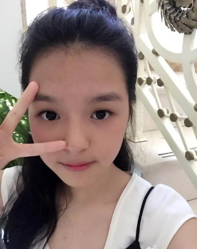 李咏17岁女儿晒美照，频频秀好身材，你心动了吗？