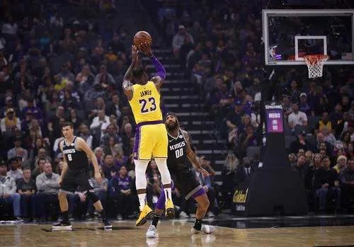 詹姆斯加时赛总得分超越科比，他在赛场上的表现如何？