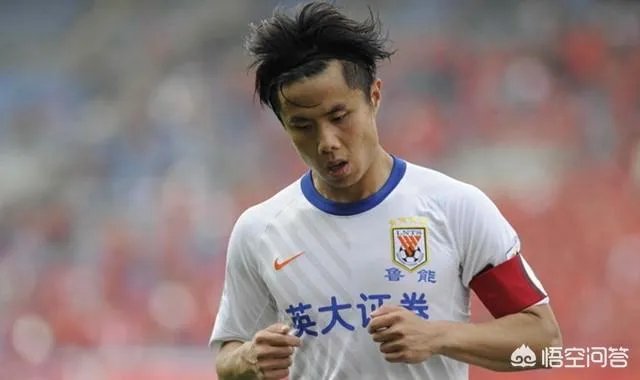 武汉卓尔的童晓星踢球经历和特点是什么？