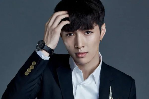 张艺兴曾经路人缘超好，为何现在一路被黑？