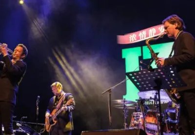 爵士音乐节在上海举行，有多少位爵士音乐人参加演出？