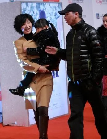 徐帆女儿照片被扒 揭秘女儿是亲生的吗?