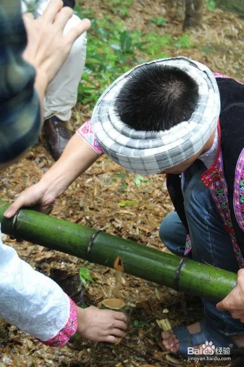 竹筒酒的酒是怎么装进去的？
