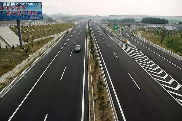 女司机高速停车炒股被罚，高速上能随意停车吗？