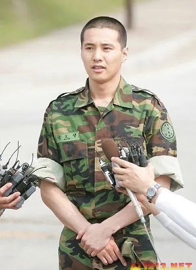 宋钟基军装照清瘦外型 韩星军装照大比拼