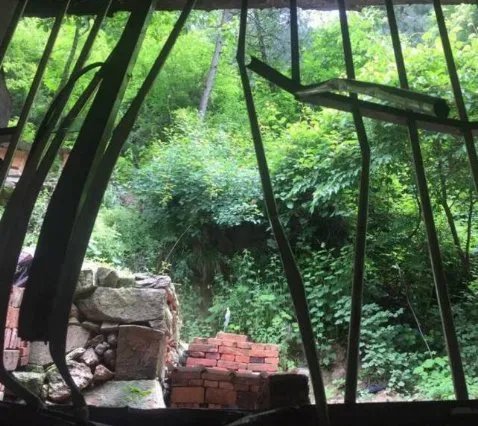 巨石破窗而入砸到正在睡觉的女婴床上是怎么回事？