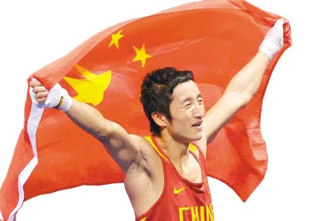 邹市明ko泰国新星拳手3次放倒 赛场沸腾欢呼雀跃