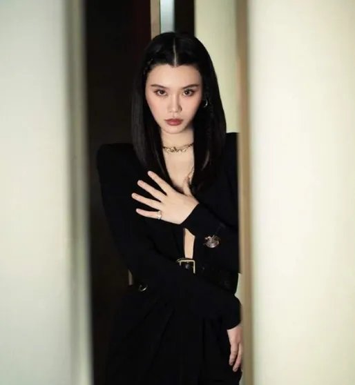 奚梦瑶不愧是人生赢家，认真穿连衣裙V领开到腰，有阔太范吗？