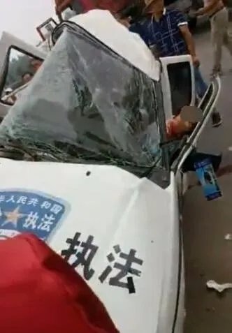 执法车与货车相撞是怎么回事？