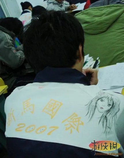 大奶&小内亮瞎双眼！细数校服的32种奇葩穿法