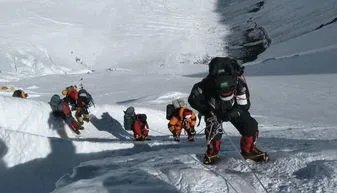 我国珠峰科考队员成功登顶，登山队员们是如何规避风险的？