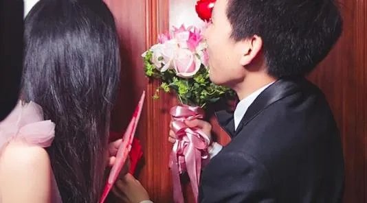 婚礼搞怪十问十答有哪些 伴娘堵门说啥不尴尬呢