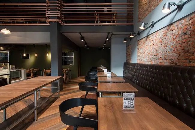 用红砖、钢管打造帅气咖啡厅