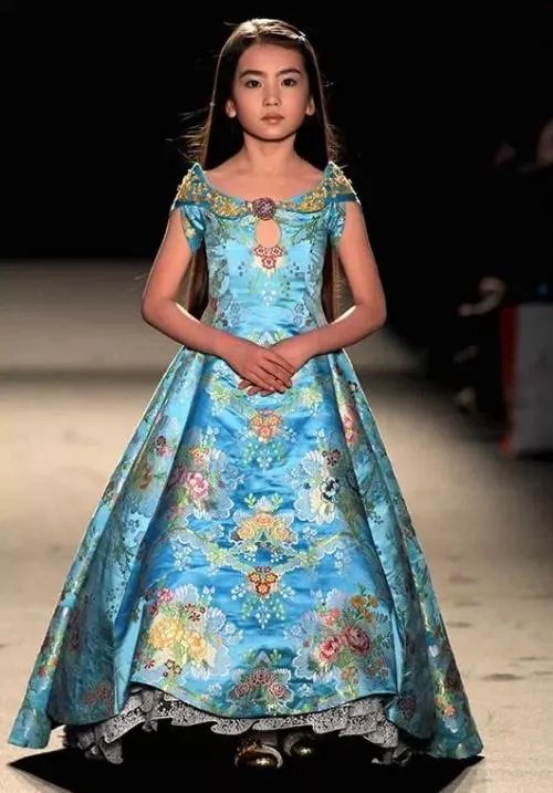 中国一个九岁女孩惊艳巴黎时装秀是怎么回事？