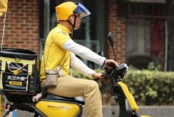 因出餐慢，外卖员崩溃砸店，送餐时长是否该扣除出餐时间？