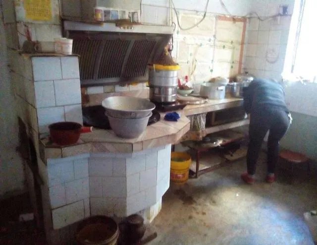 婆婆才50岁就懒成这样，客厅乱成狗窝了！