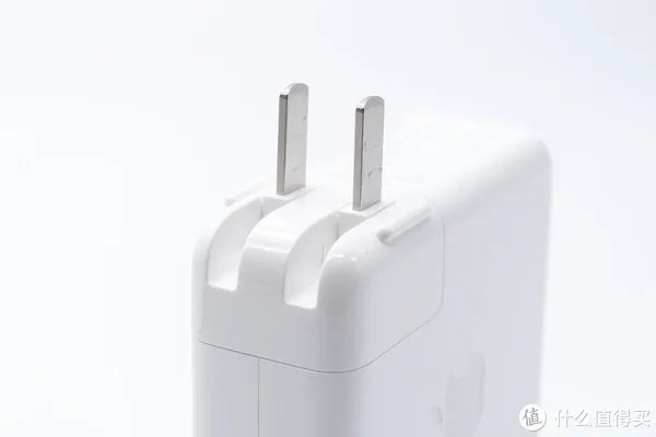 支持67W大功率快充，苹果新款MacBook Pro 14标配充电器测评
