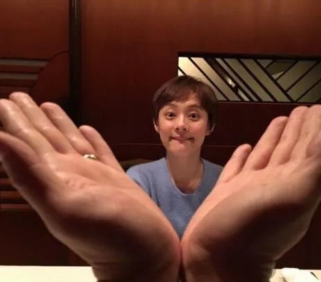 邓超创意拍照将孙俪捧在手心里  网友送上祝福永远幸福