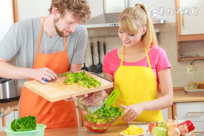 阿拉斯加吐黄水总睡觉,阿拉斯加犬呕吐的问题