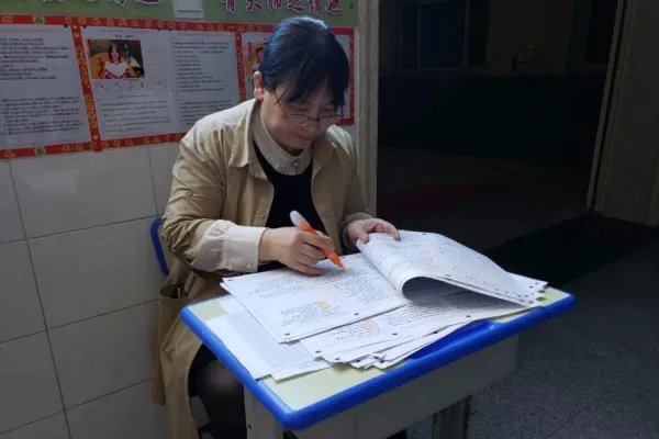 老师站楼道给学生讲课，是怎么一回事？