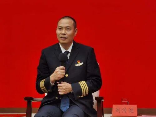 英雄机长刘传健为高考生加油，他为何会被成为英雄机长？