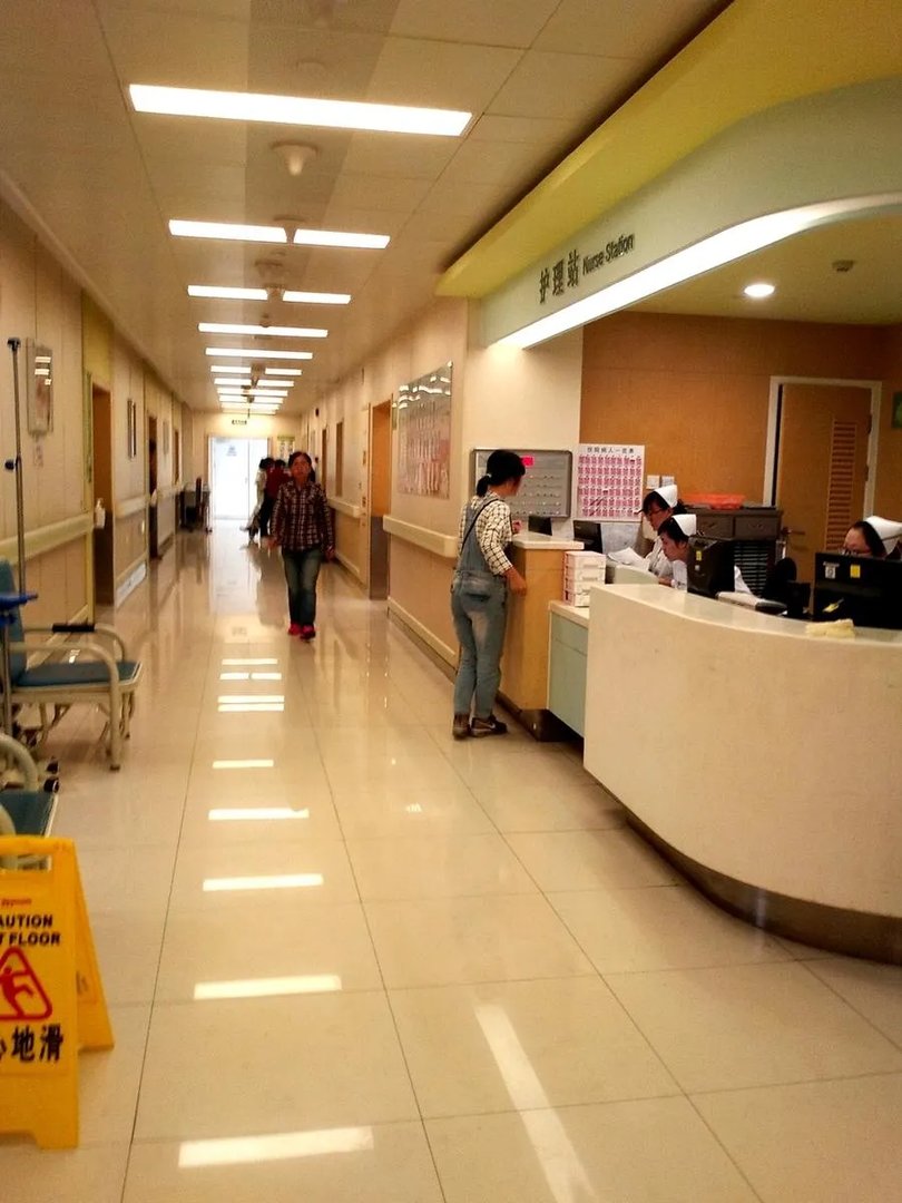 法国巴黎一医院门口发生枪击事件，你在医院门口见过哪些离谱的事？