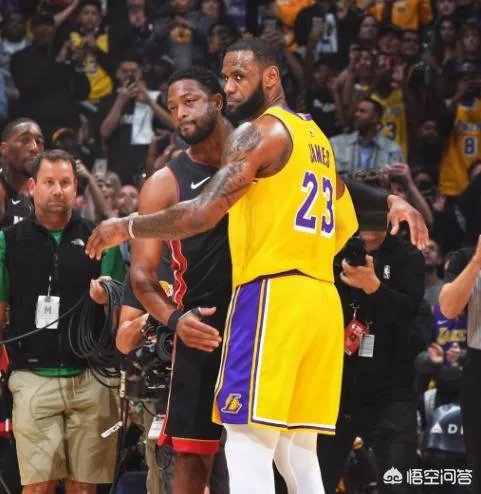 湖人生涯首次缺阵的詹姆斯在家看起了韦德和猛龙队的比赛直播，对此你怎么看？