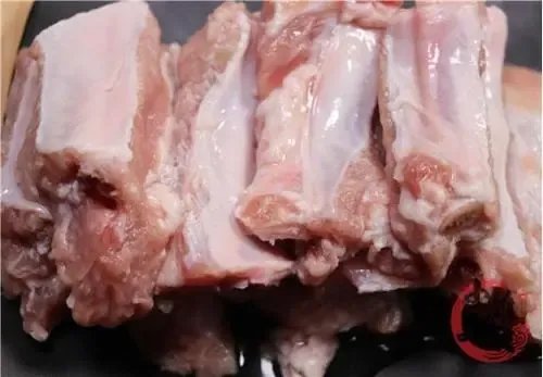山东一男子买了五斤排骨，煮熟后却呈现鸡皮状，这究竟是鸡肉还是排骨？