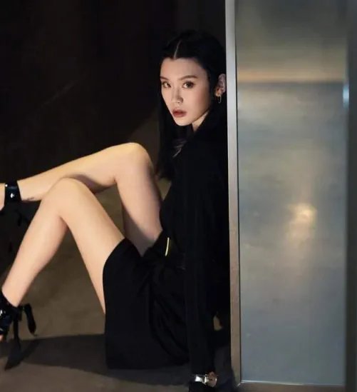 奚梦瑶不愧是人生赢家，认真穿连衣裙V领开到腰，有阔太范吗？