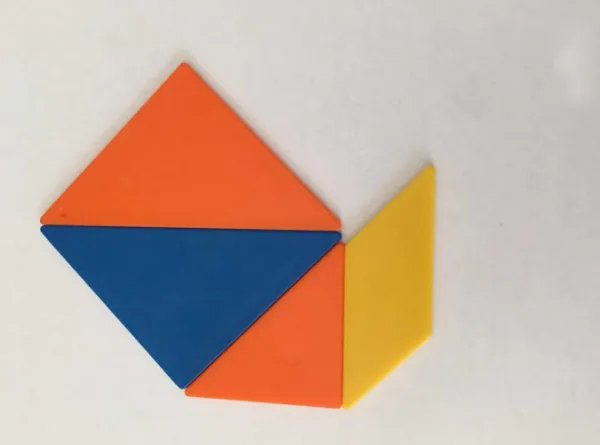 七巧板拼成一个六边形。