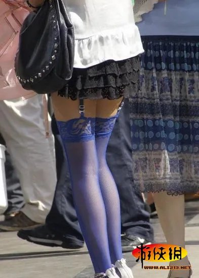 穿成这样是不是可以免费了 超短裙MM入园半价