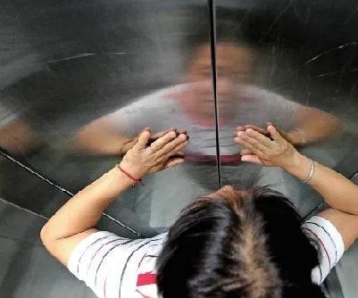 高龄母女被困电梯四天三夜，他们家人为什么没有发现？