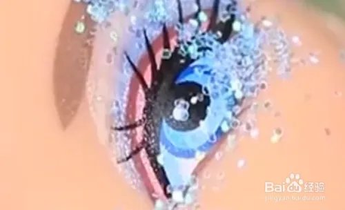 如何给芭比娃娃化妆？