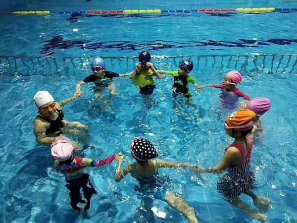 张家界一男童参加游泳培训班溺水进ICU，此事该谁来担责？