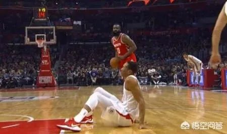 哈登“死亡后撤”晃飞韦斯利约翰逊3米远，王之蔑视对手5秒后三分命中，什么水平？