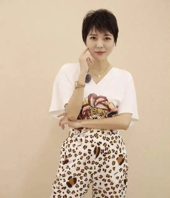 汪涵妻子疑成老赖？被强制执行标14w，曾被闺蜜骗走788万，你怎么看？