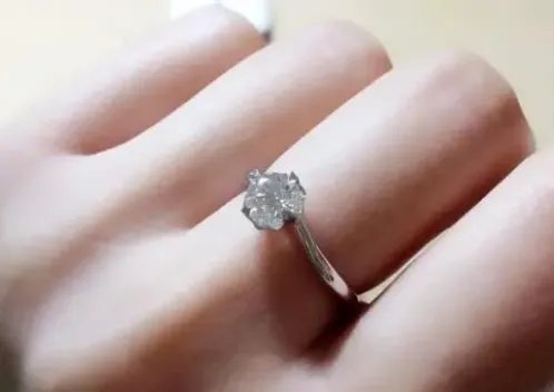 钻戒戒托变黄了怎么办 钻戒戒托变黄是什么原因