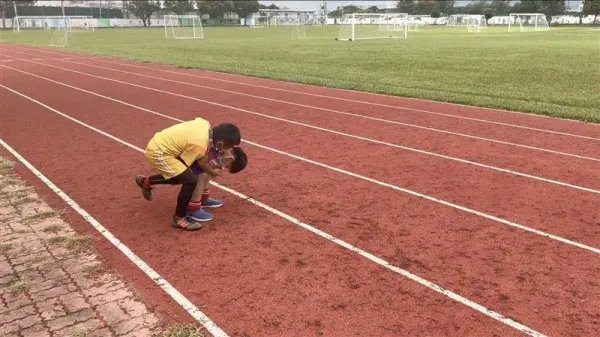 台东一小学现大量蚯蚓，遍布小学操场跑道，这些蚯蚓究竟从何而来？