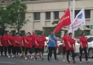 青岛惊现大爷大妈“暴走团”,不顾车辆占用机动车道健身,你怎么看?