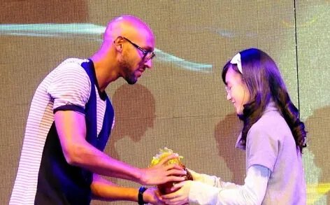 朱骏女儿首次曝光 代父赠阿内尔卡礼物