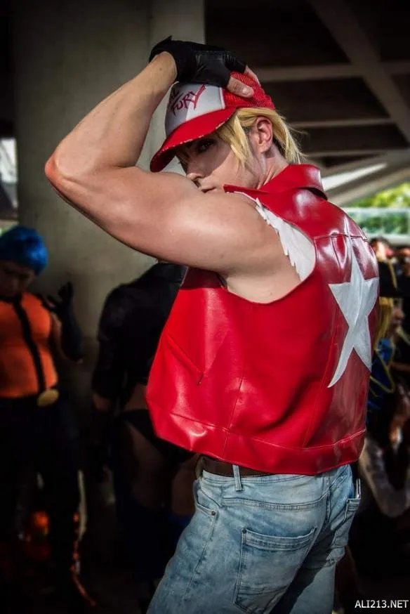 真人版拳皇特瑞！长相俊美 满身健壮肌肉简直太还原