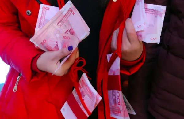 委员建议遏制农村天价彩礼陋习是何原因？