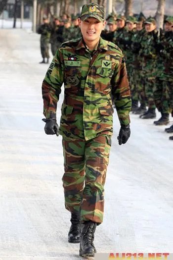 宋钟基军装照清瘦外型 韩星军装照大比拼