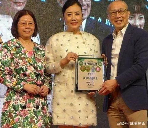 汪明荃在后台挽手老公合影，皮肤焉黄，她73岁的状态真实吗？