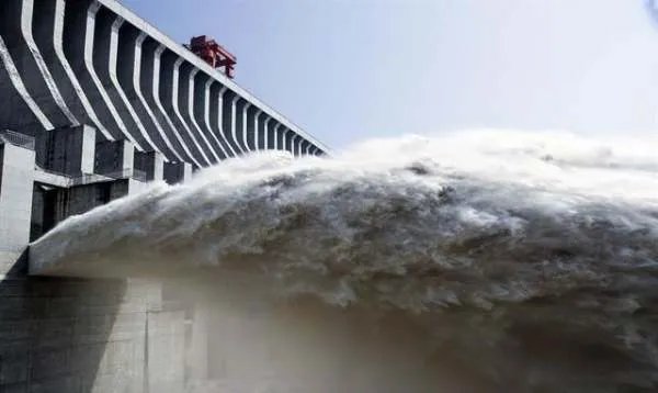 全球最大的水利工程三峡大坝,会被超历史大洪水冲垮吗?