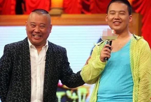 与最穷郭德纲离婚，丢弃郭麒麟远走国外，胡中惠如今怎样了？