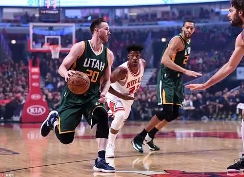 爵士金身告破，勇士大胜雷霆后重返西部第一，赛场上出现了哪些精彩瞬间？