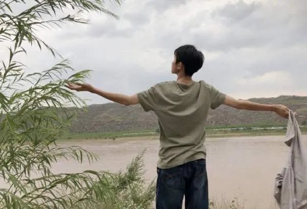 王源土味游客照，是不是像极了爸爸妈妈的朋友圈？