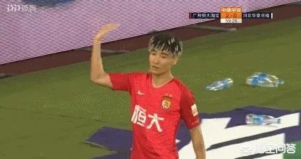 韦世豪：哥就是帅。进球后指着发型庆祝，是在彰显个性还是暗示从头再来？