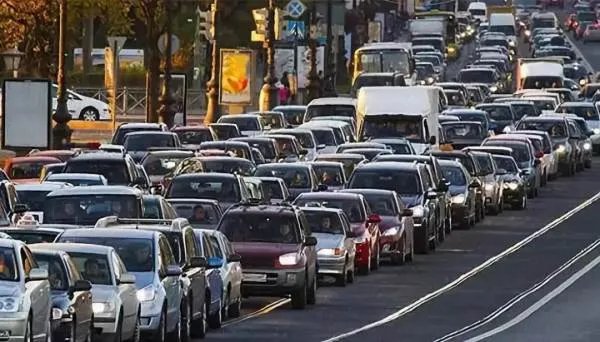 全国今日高速将迎拥堵高峰,出行选择哪种方式最为合理?